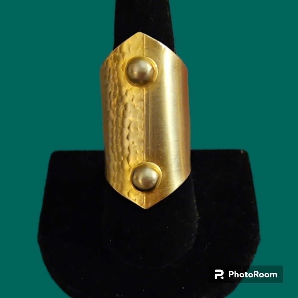 NISSA Matte Goldtone Hammered Art Deco Atomic Brutalist Statement Ring Size 7.75